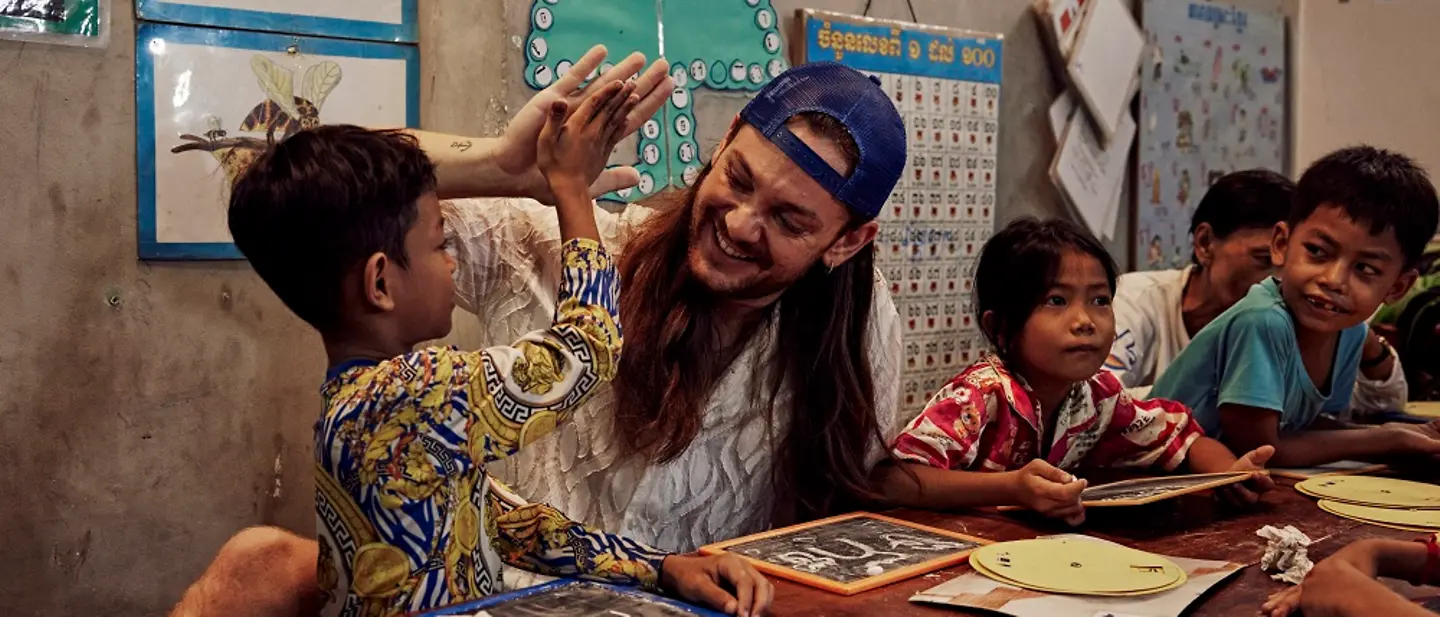 Adana zeigt Riccardo seinen aktuellen Lehrplan © UNICEF/UNI441959/Greith