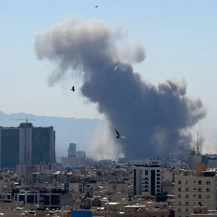 Spenden Nahost-Konflikt: Nach einem Luftangriff auf die iranische Hauptstadt Teheran steigen Rauchwolken auf. 