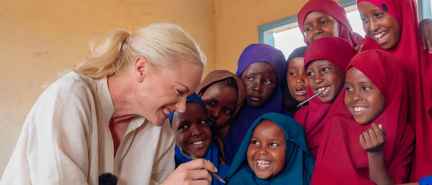 Franziska Knuppe in Kenia | © UNICEF/UN0722323/Kidero Franziska Knuppe lacht mit Kindern in Kenia