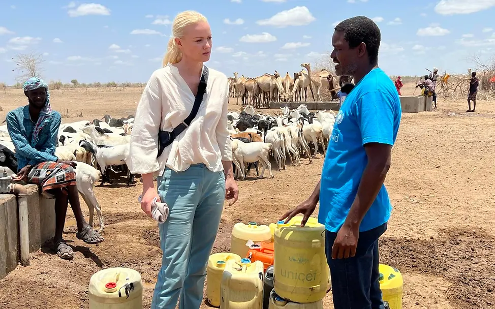 Franziska Knuppe in Kenia | © UNICEF/UN0722304/Berger Zwei Personen im Gespräch vor einer Ziegenherde