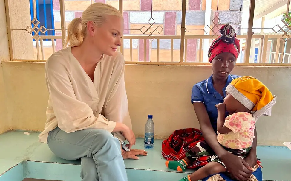 Franziska Knuppe in Garissa | © UNICEF/UN0722296/Berger Zwei Frauen und ein Kind auf einer Bank