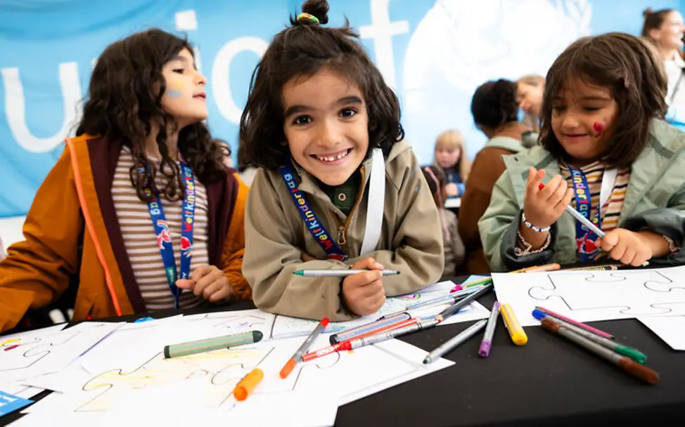 Weltkindertag Kindern erklären: Die Kinder und ihre Wünsche stehen am Weltkindertag im Mittelpunkt | © UNICEF/Etges Weltkindertag einfach erklärt: Drei Mädchen an einem Maltisch