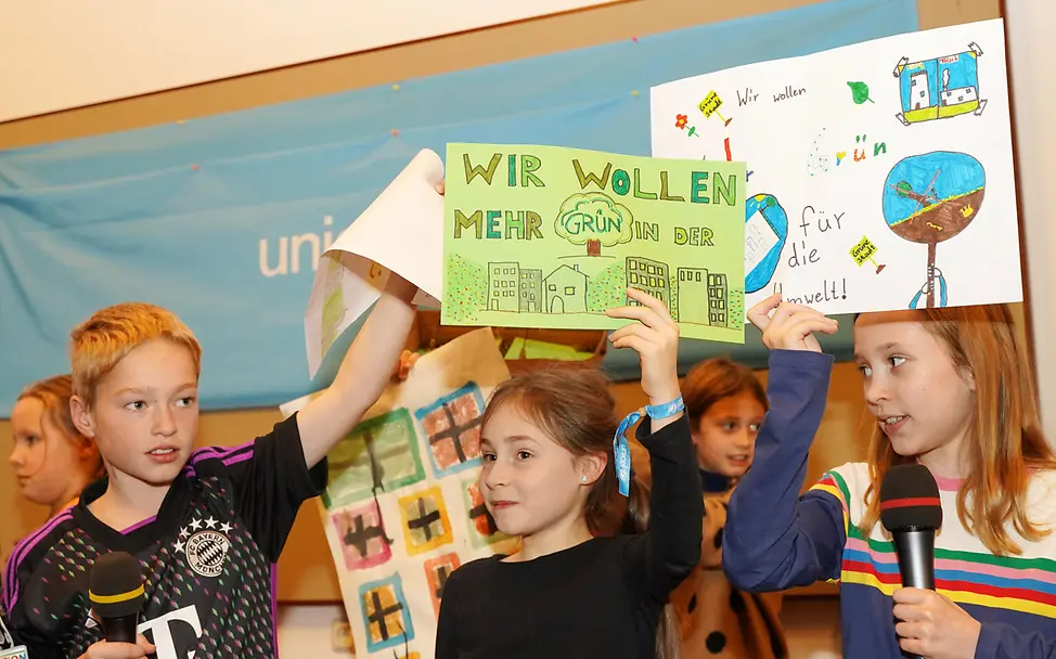Weltkindertag Kindern erklären: Am Weltkindertag stehen die Kinder und ihre Bedürfnisse im Mittelpunkt. | © UNICEF/Vogel Weltkindertag einfach erklärt: Kinder zeigen ihre Plakate zum Weltkindertag.
