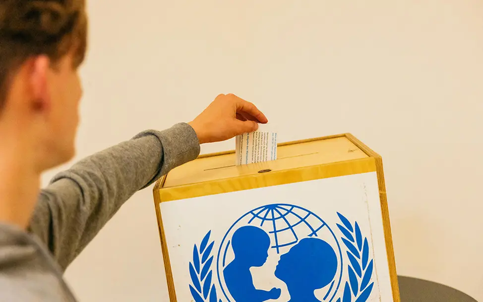 Mannheim: Junge gibt Wahlzettel ab.