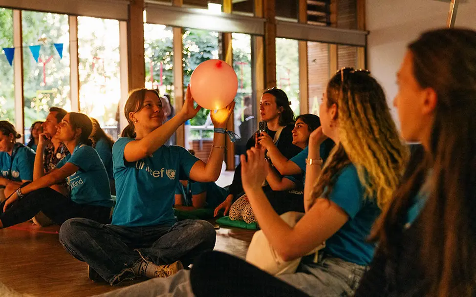 Mannheim: Jugendliche spielen mit einem Luftballon.
