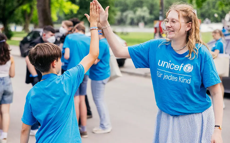 Mannheim: Zwei Teilnehmer*innen geben sich ein High five.