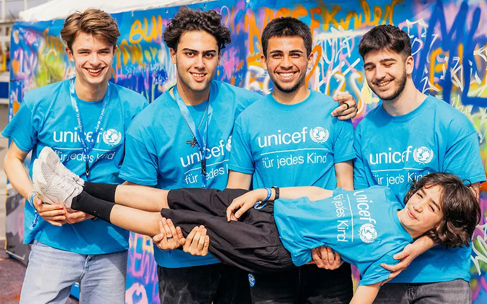 Mannheim: Fünf Teilnehmer posieren für ein Foto.