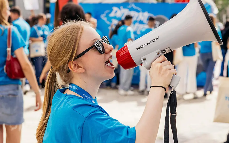 Mannheim: Jugendliche spricht in ein Megafon.