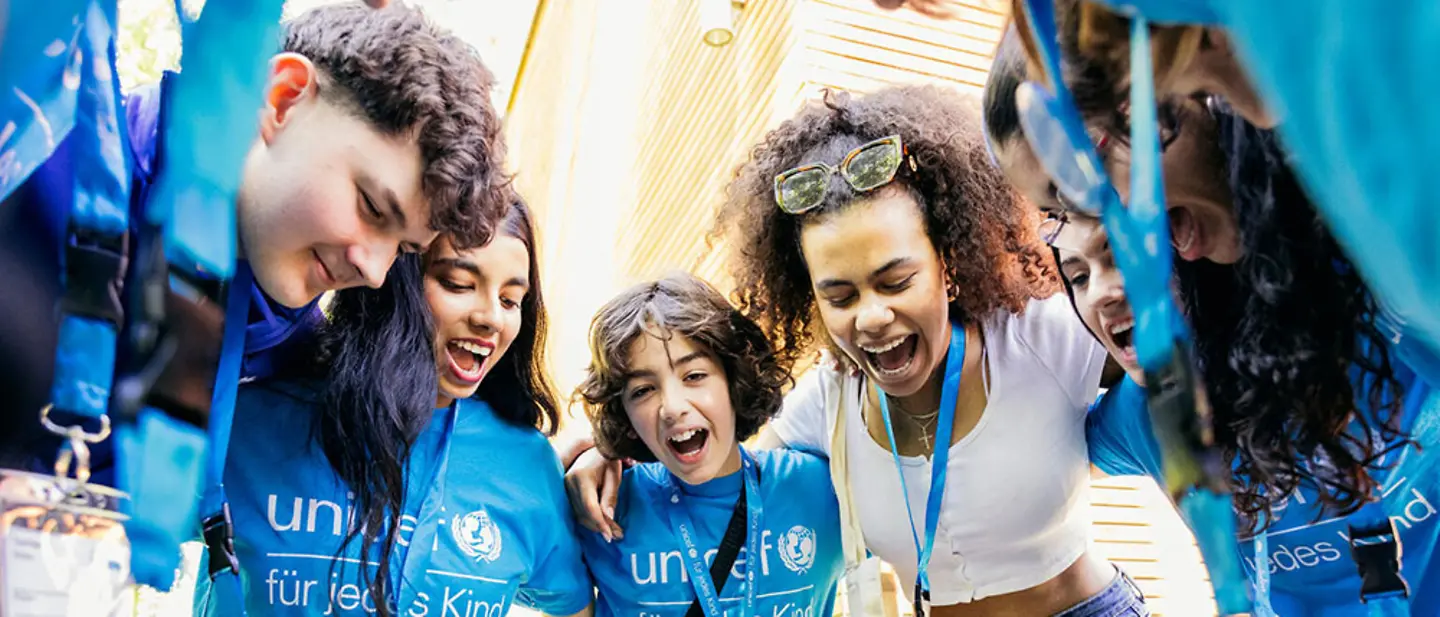 Mannheim: Jugendliche stehen in einem Teamkreis.