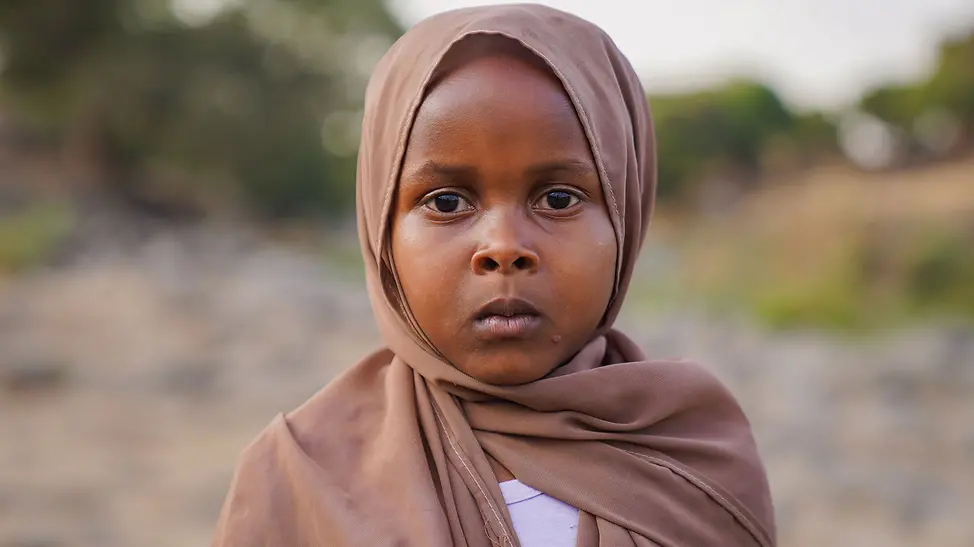 Ein Mädchen aus Al-Fashir in einem Flüchtlingscamp | © UNICEF/Jamal Sudan Al-Fashir: Die 6-jährige Touba vermisst nach der Flucht ihr Zuhause.