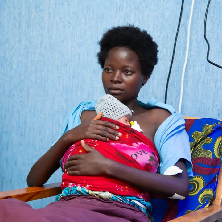 Sichere Geburt in Burundi: Eine junge Mutter hat ihr frühgeborenes Baby auf der Brust.
