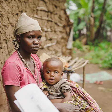Kleinkind Mapendo im Arm ihrer Mutter Noëlla in Shasha, DR Kongo