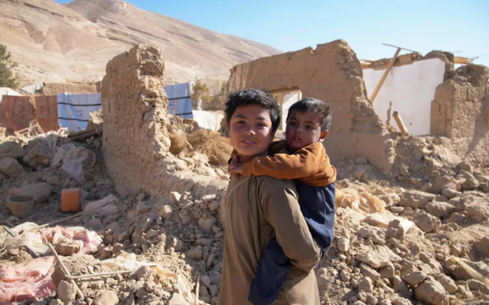 Zwei Brüder vor ihrem beschädigten Zuhause nach dem Erdbeben in Samangan, Afghanistan