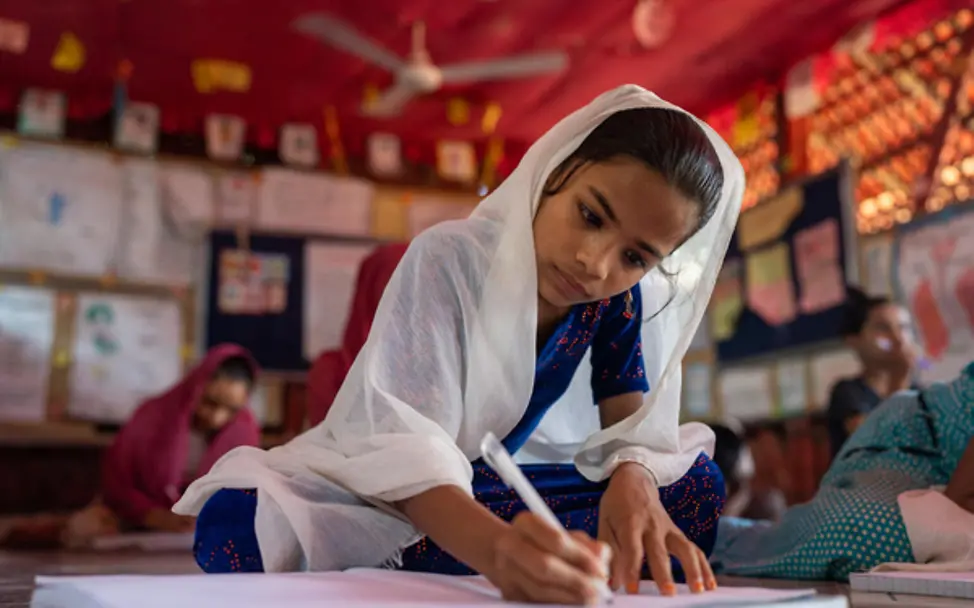 Schülerin Rokeya lernt im Lernzentrum im Rohingya-Flüchtlingscamp