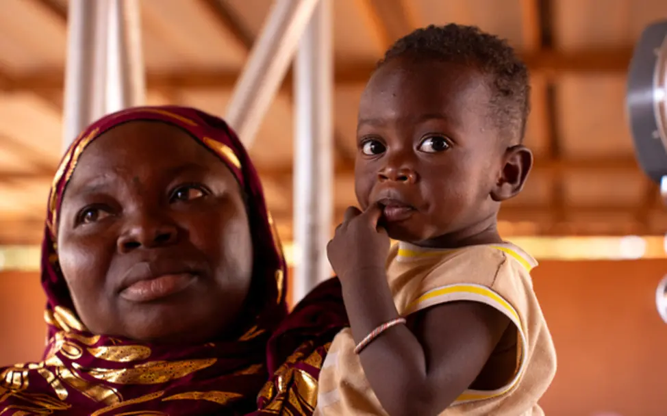 Mutter Sétou erfährt, dass ihr Sohn von Mangelernährung genesen ist