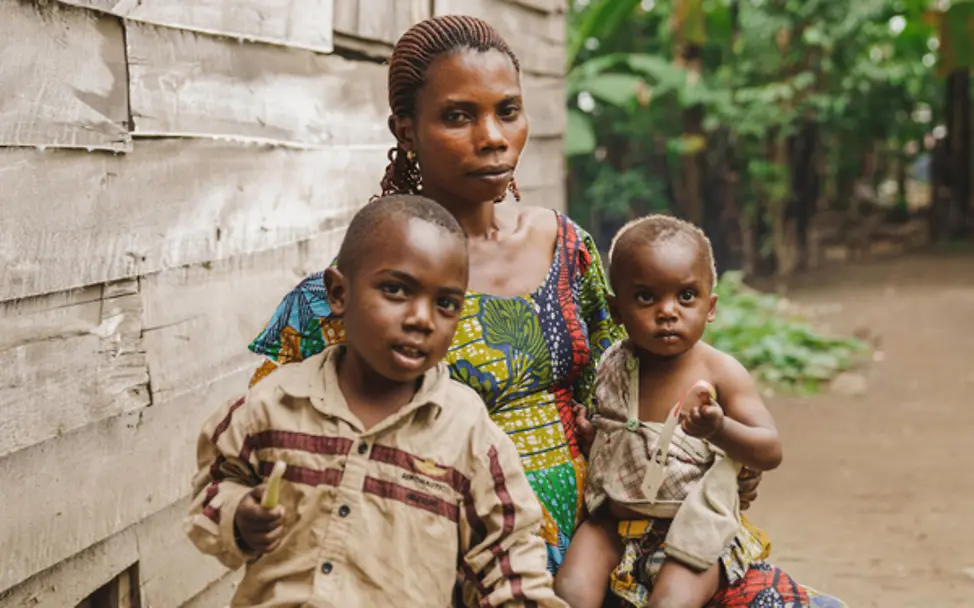 Mutter Chance mit ihren Kindern vor ihrem Haus in Shasha, DR Kongo