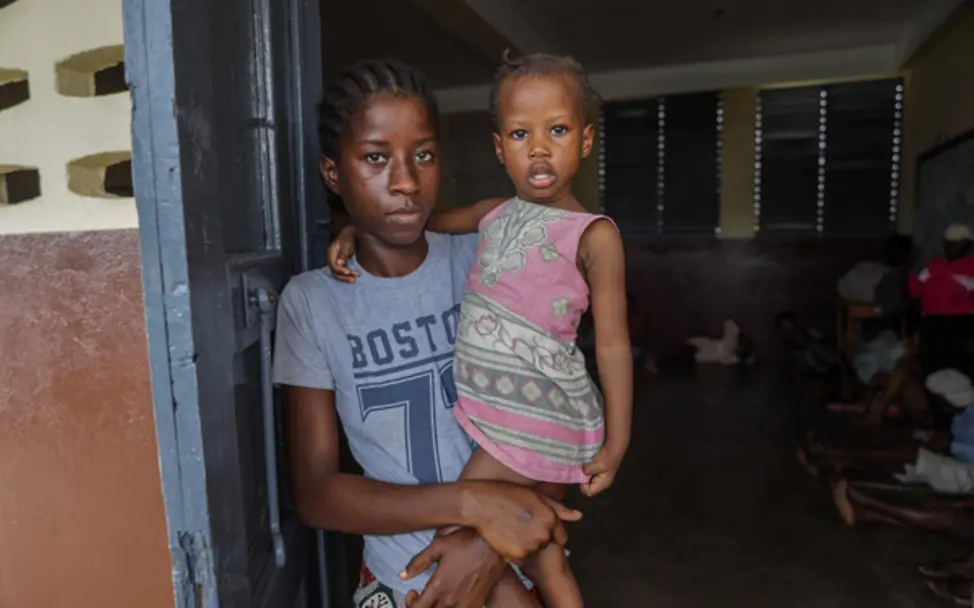 Mutter und Kleinkind suchen Schutz in einer als Shelter genutzten Schule