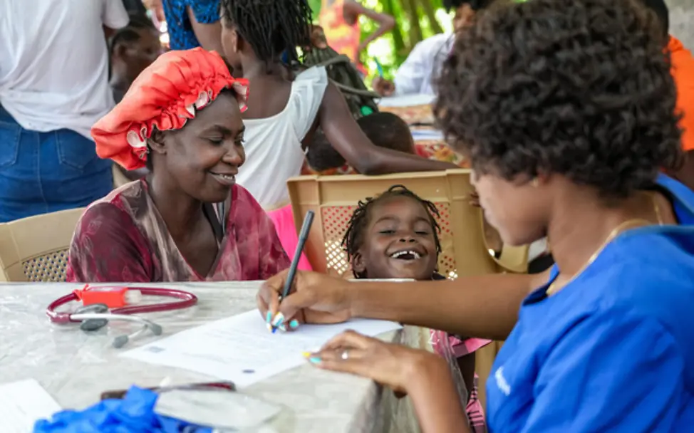 Mobile Klinik bietet Müttern und Kindern in Boucan Carré kostenlose Behandlung