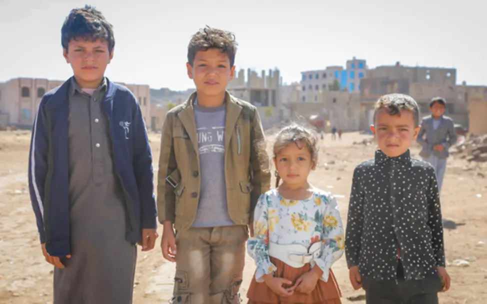 Kinder vor Ort bei der mobilen Kinderklinik, unterstützt von UNICEF