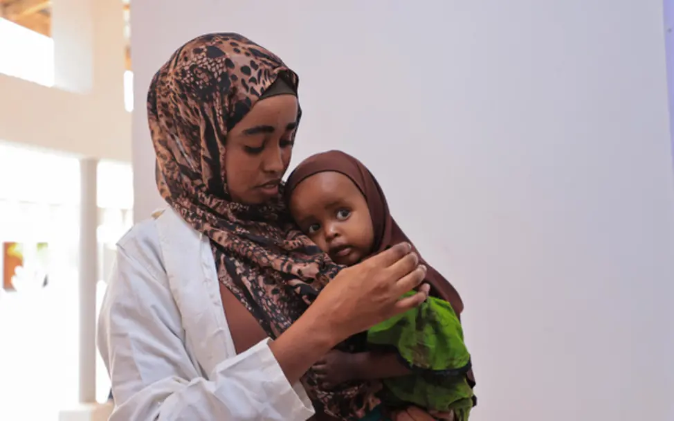 Mutter und Kind im Bacadweyn Hospital, betreut von einer Pflegekraft vor Ort