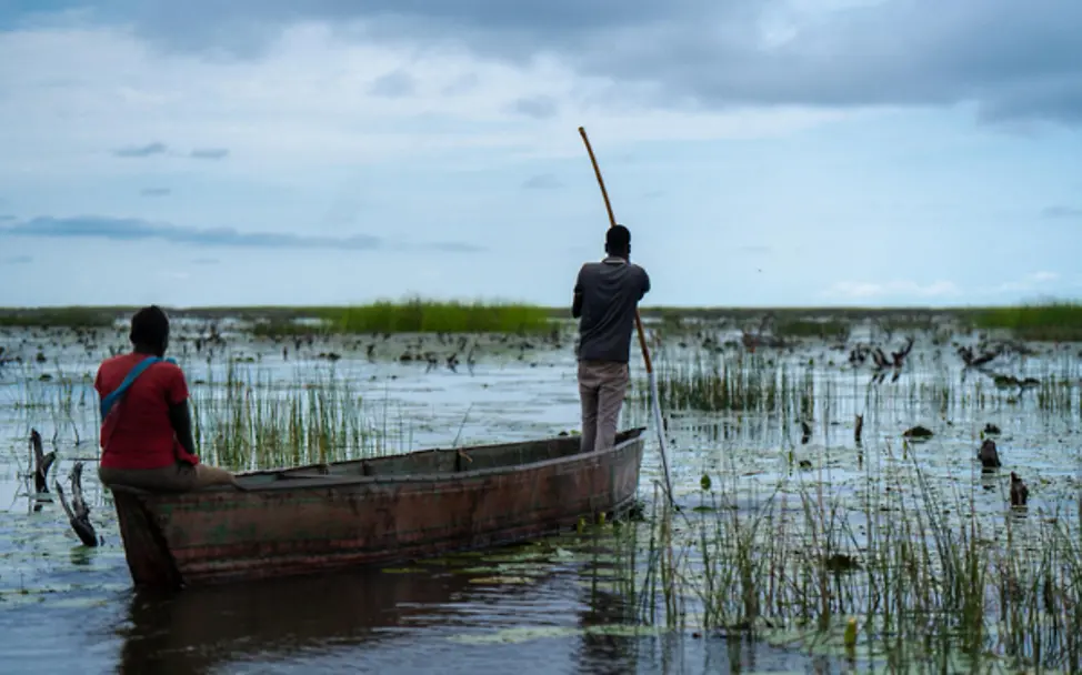 Inmitten von Flutwasser sitzt Nyawar in einem Kanu nahe dem Bentiu-Camp