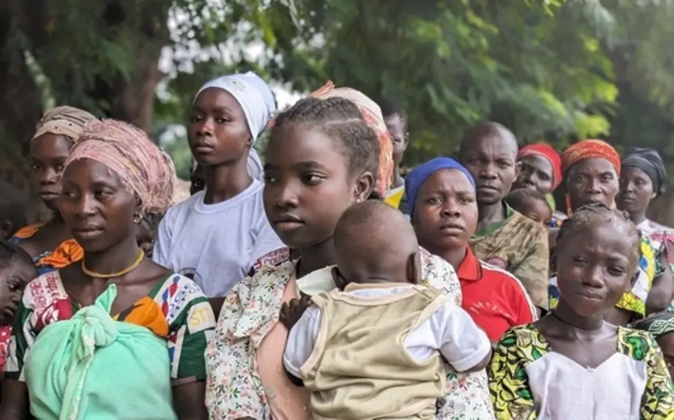 Menschen in Sido erhalten grundlegende Hilfsartikel nach schweren Überschwemmungen