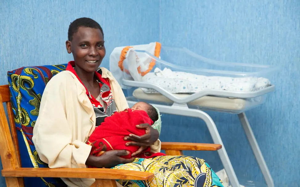 Sichere Geburt in Burundi: Eine Mutter auf der Neugeborenenstation hält ihr frühgeborenes Baby im Arm.