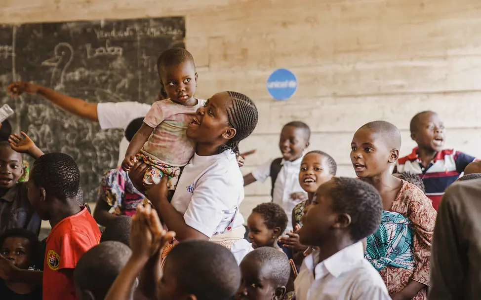 Kriegskinder im Kongo: Kinder spielen mit einer Betreuerin.
