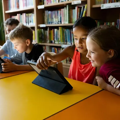© UNICEF/Etges Safer Internet Day: Kinder am iPad in einer Kinderrechteschule in Köln.
