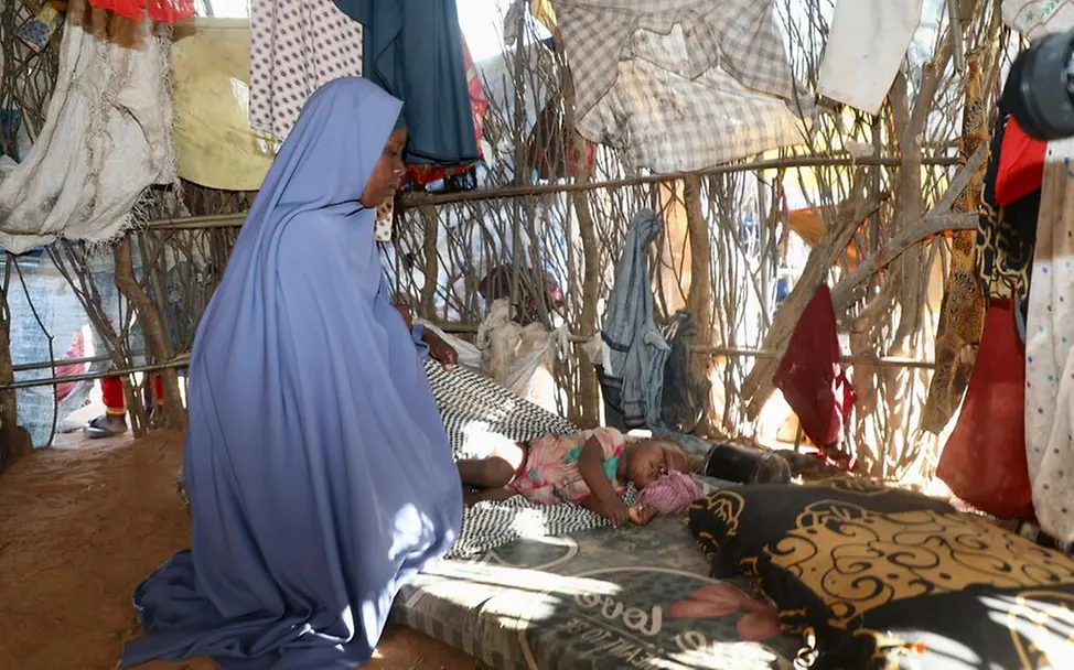 Hunger in Kenia: Eine Mutter legt ihr Baby in ihrer Hütte zum Schlafen.