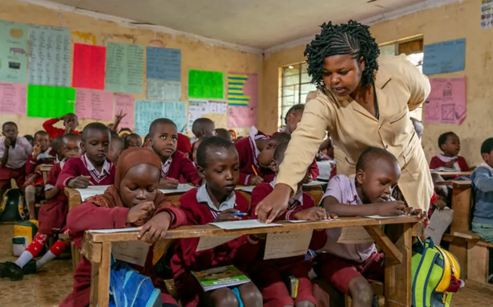 Hunger in Kenia: Kinder lernen mit ihrer Lehrerin in einem Klassenzimmer.