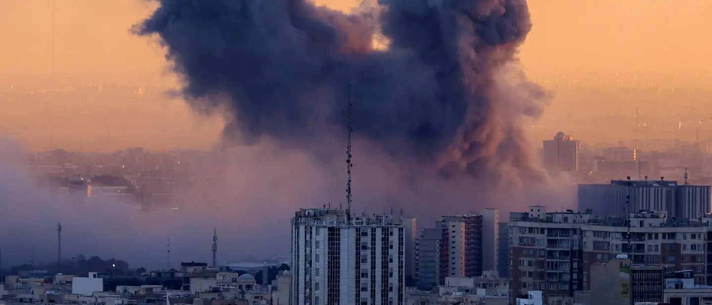 Iran Krieg: Eine Rauchwolke steigt nach einer Explosion in Teheran auf. 