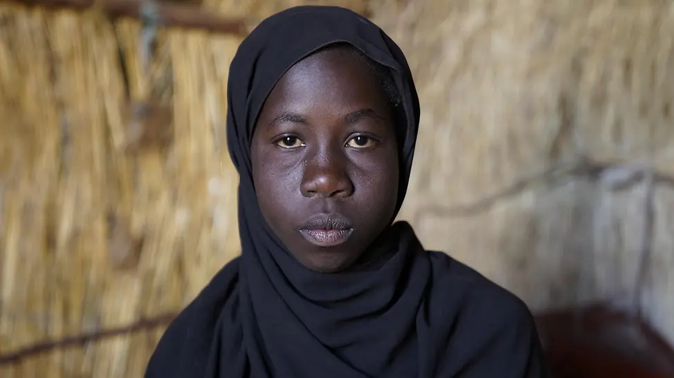 Ein 14-jähriges Mädchen im Sudan | © UNICEF/Jamal Sudan Al-Fashir: Die 14-jährige Mihrab ist aus der Region Al-Fasher geflüchtet.