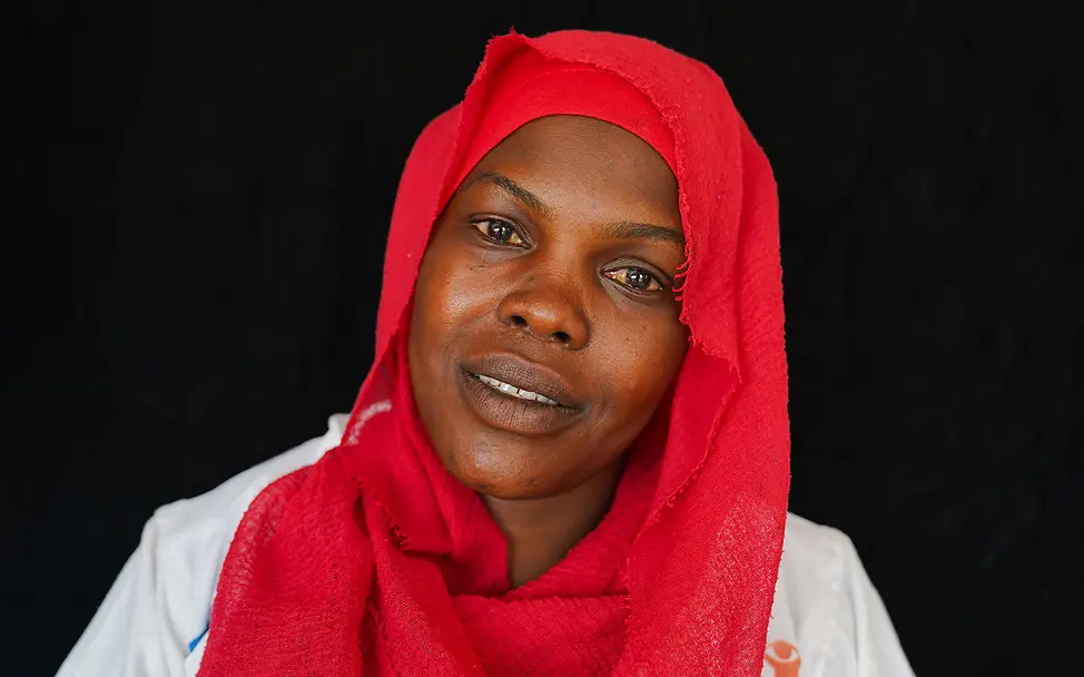 Eine Frau im Sudan in Zentral-Darfur | © UNICEF/Jamal Sudan Al-Fasher: Eine Frau im Sudan unterstützt geflüchtete Familien als Ernährungsberaterin.