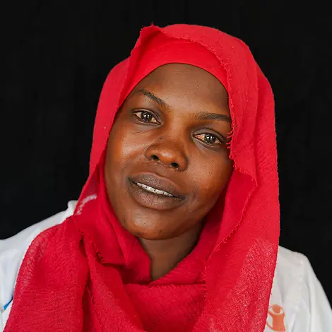 Eine Frau im Sudan in Zentral-Darfur | © UNICEF/Jamal Sudan Al-Fasher: Eine Frau im Sudan unterstützt geflüchtete Familien als Ernährungsberaterin.