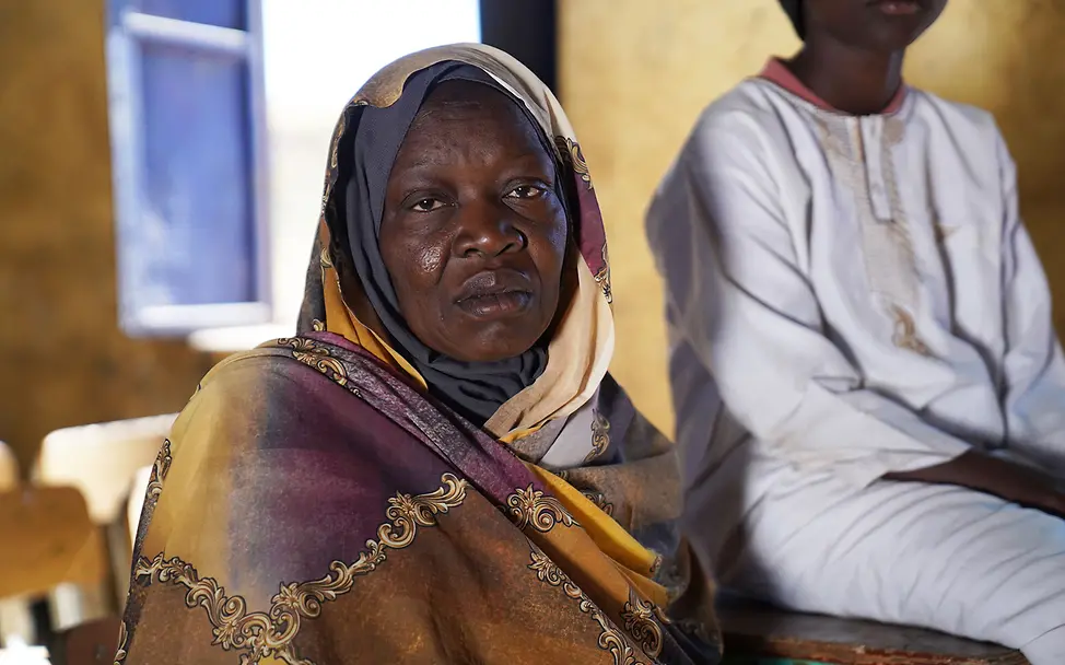 Eine Lehrerin im Sudan in einem Camp für Geflüchtete | © UNICEF/Jamal Sudan Al-Fasher: Eine Lehrerin im Sudan unterrichtet in einem Camp für Geflüchtete.