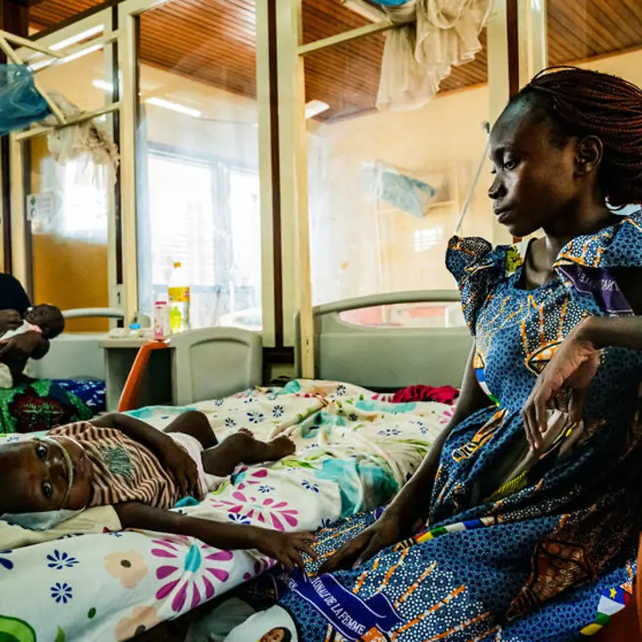 Hunger in der Zentralafrikanischen Republik: Ein Kleinkind mit Nasensonde im Krankenhausbett.