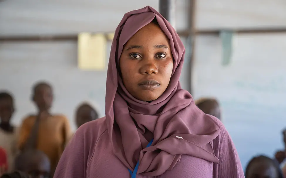 Eine junge Frau in einem Geflüchtetencamp im Sudan | © UNICEF/Jamal Sudan Geflüchtete Al Fasher: Eine junge Frau engagiert sich als Freiwillige in einem Geflüchtetencamp in Tawila / Nord-Darfur