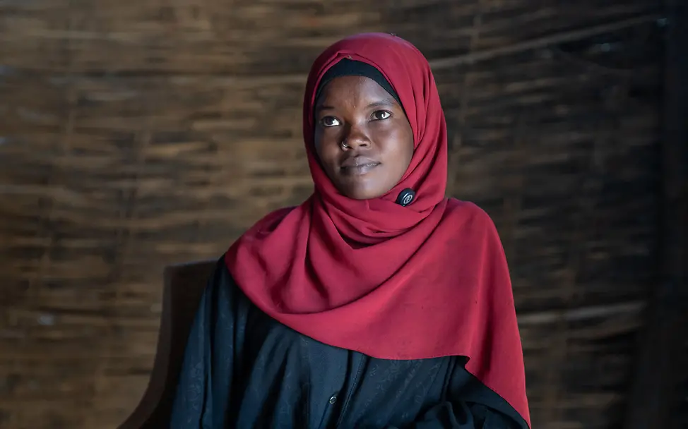 Eine junge Frau arbeitet als Sozialarbeiterin in Nord-Darfur | © UNICEF/Jamal Sudan Geflüchtete Al-Fasher: Mahla arbeitet als Sozialarbeiterin in einem Camp in Nord-Darfur.