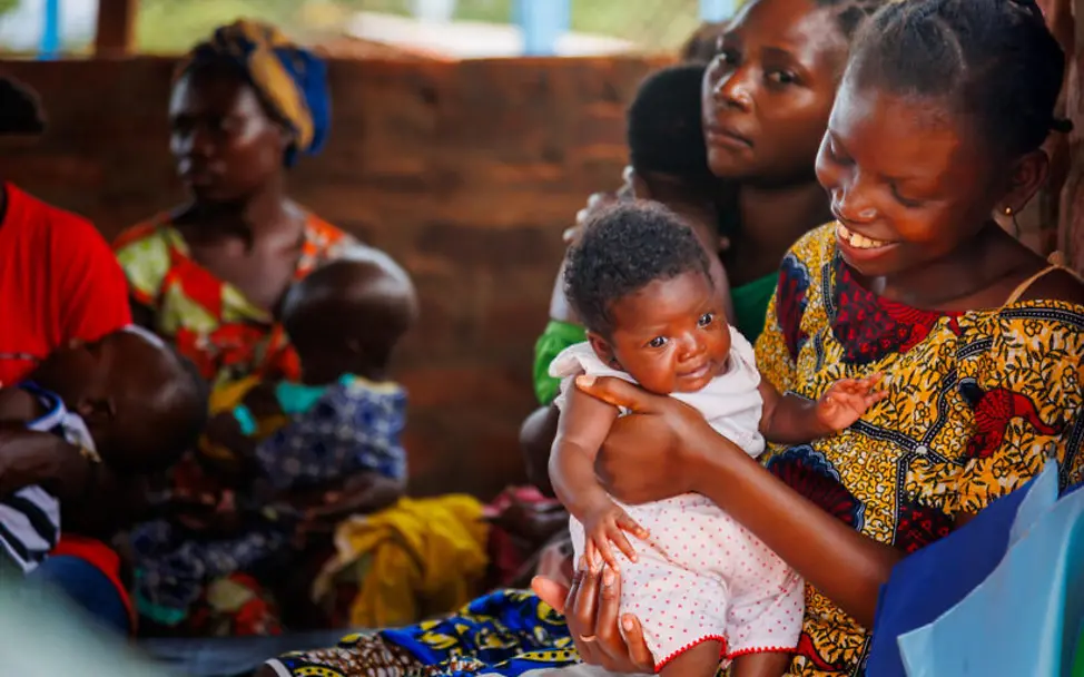 Hunger in der Zentralafrikanischen Republik: Ein Baby auf dem Arm seiner Mutter in einem Gesundheitszentrum. 