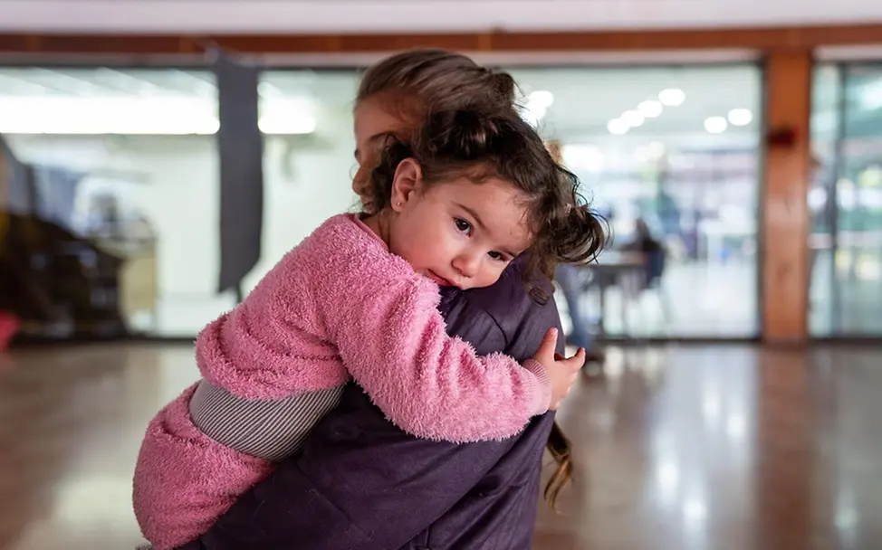 Leben im Libanon: Ein junges Mädchen und ihre Schwester in einer Notunterkunft.