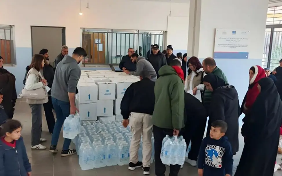 Leben im Libanon: UNICEF und Partner verteilen Nothilfepakete, darunter Trinkwasser, an Familien.