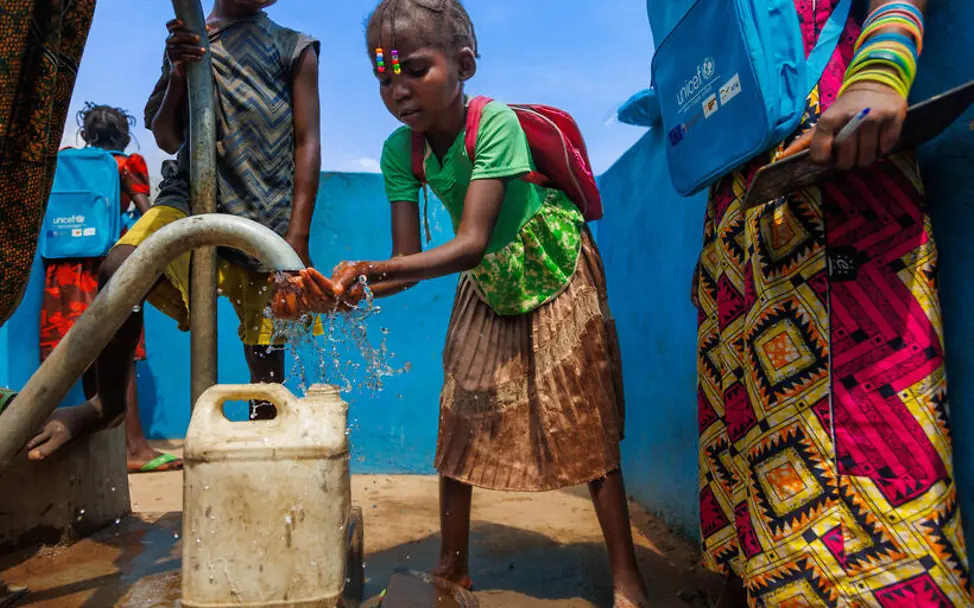 Hunger in der Zentralafrikanischen Republik: Ein Mädchen wäscht sich die Hände an einem Brunnen.  