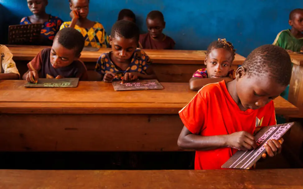 Hunger in der Zentralafrikanischen Republik: Ein Junge schreibt im Klassenzimmer auf seine Schultafel.  