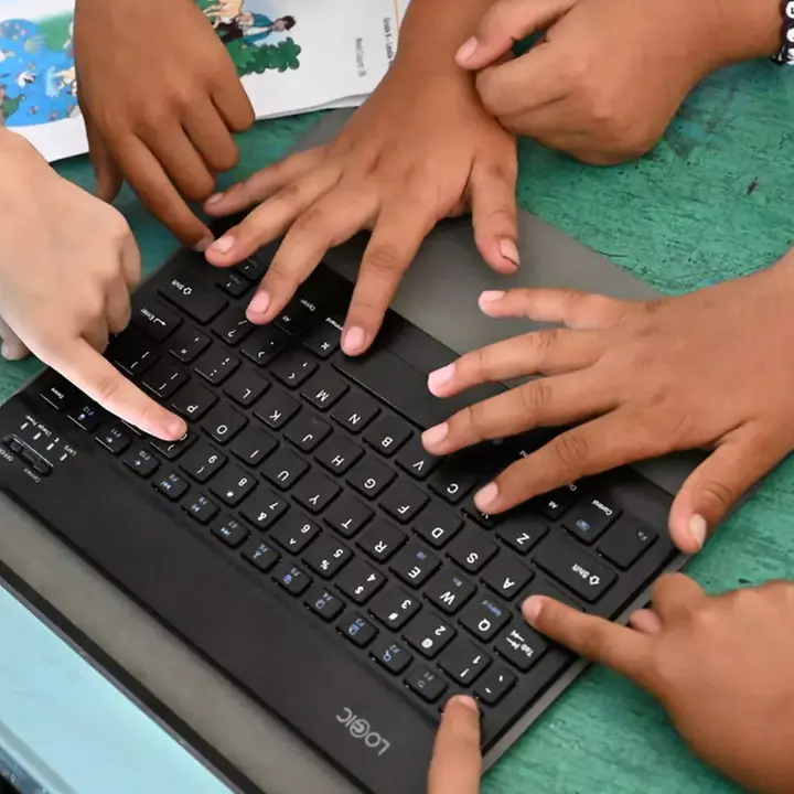 ©UNICEF Kinderhände tippen auf einen Laptop.