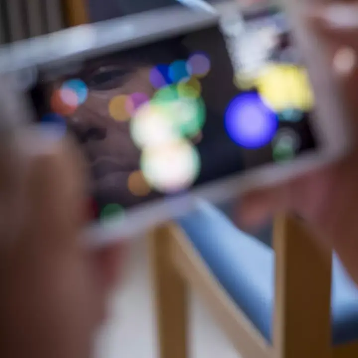 ©UNICEF Gesicht von Kind spiegelt sich in Smartphone.