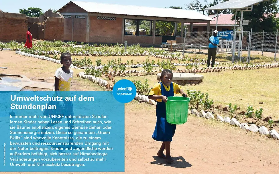 Kinder tagen Wasser zu Pflanzen im Schulhof