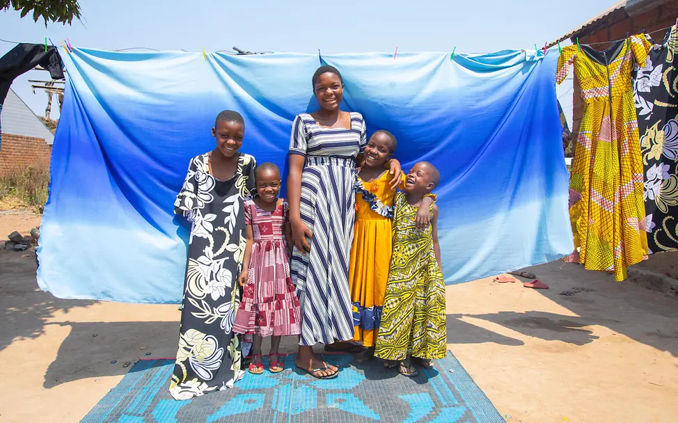 Antini und ihre Geschwister posen zur Modenschau in selbstgenähten Kleidern.