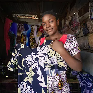 Gute Nachricht aus Tansania: Anitia ist selbstständig und näht!