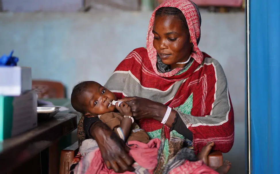 Mutter füttert ihr Kind